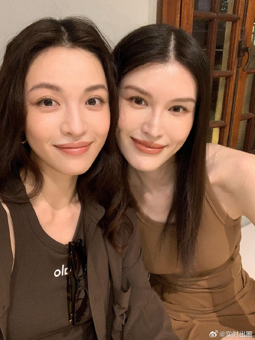 钟楚曦何穗自拍照钟楚曦何穗站在一起，感觉身高腿长直接拉满，我就像那个在边上疯狂按
