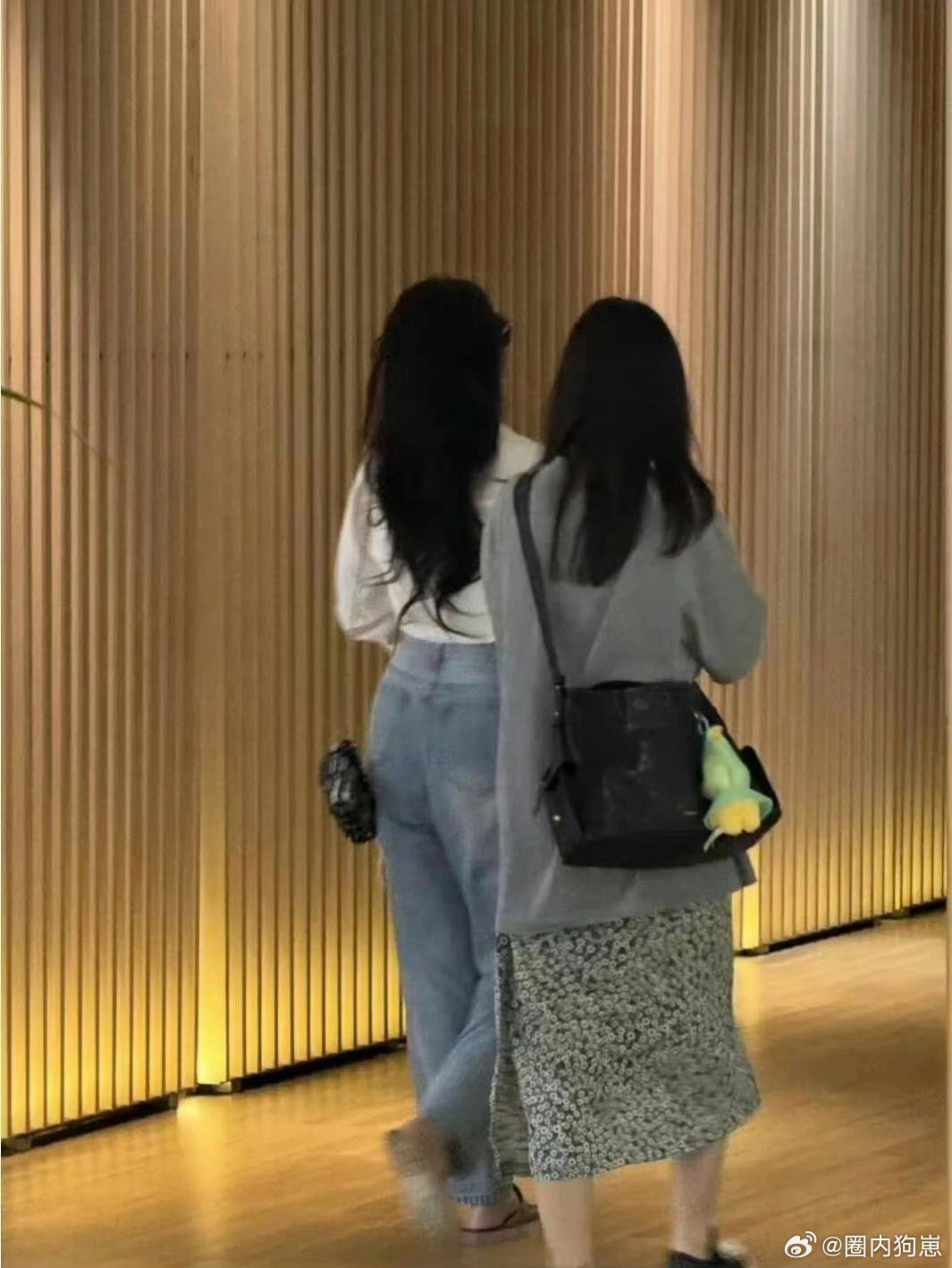 天仙下凡！刘亦菲用实力诠释什么叫“黄金比例”，标准体态搭配迷人翘臀，牛仔裤都被她