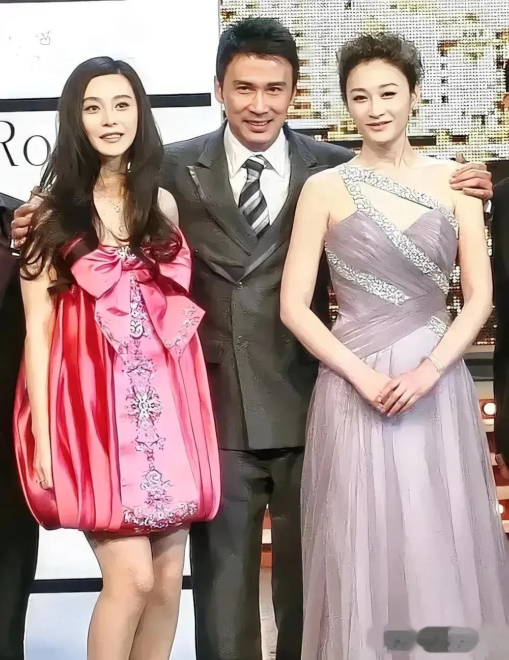 照片里这位男人看着有点面熟啊，只见他左揽李小冉，右拥范冰冰，应该是一位段数非常高