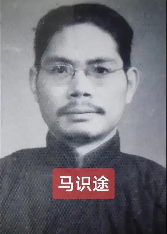 1949年1月的一天晚上，地下党马识途刚回到公馆，正要跨进大门时，看到房东家的保