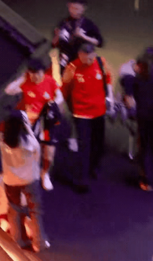 凌晨一点半线上看莎莎比赛的1200万人家底不厚实没法去现场大家不约而同的熬夜