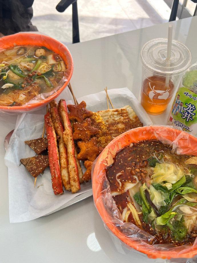#彭小苒#上班的牛马，别忘了任务：尿喝白，电充绿，事办黄​