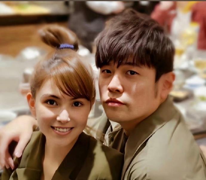 什么叫命运，这就是命运。昆凌，一个在台北西门町长大的普通女孩，三岁时父母就分开