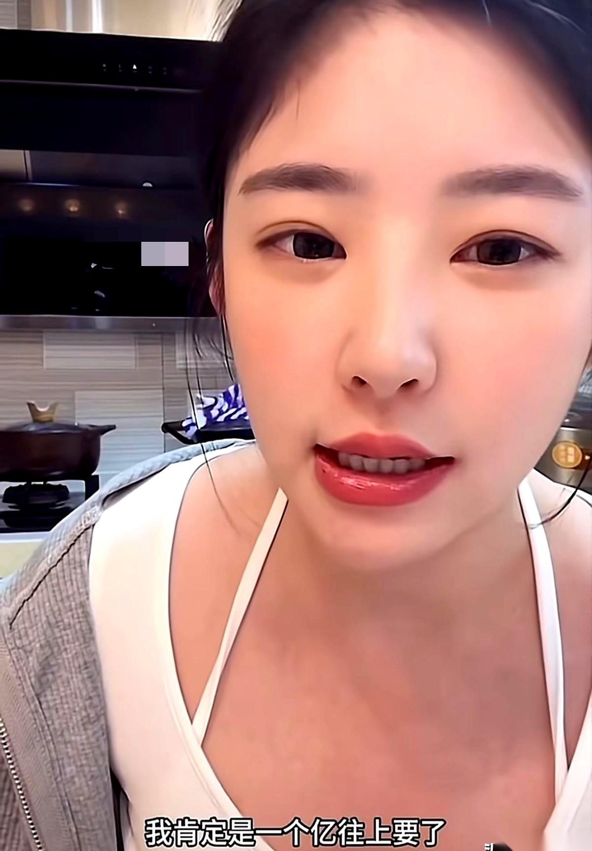 “认不认孩子都无所谓了。”黄一鸣当着镜头，嘴里蹦出这句话，她的孩子，亲爹是王思聪