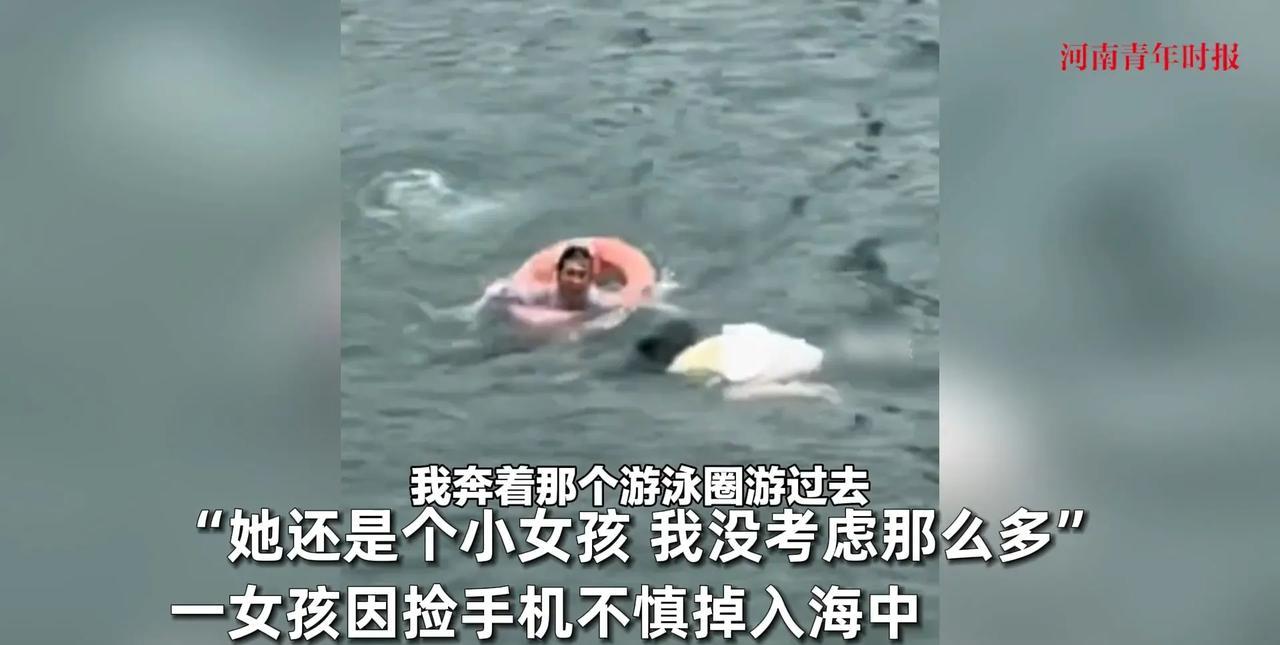 看哭了！青岛栈桥，21岁女大学生捡手机时被巨浪卷走，眼看就要沉入海底，58岁
