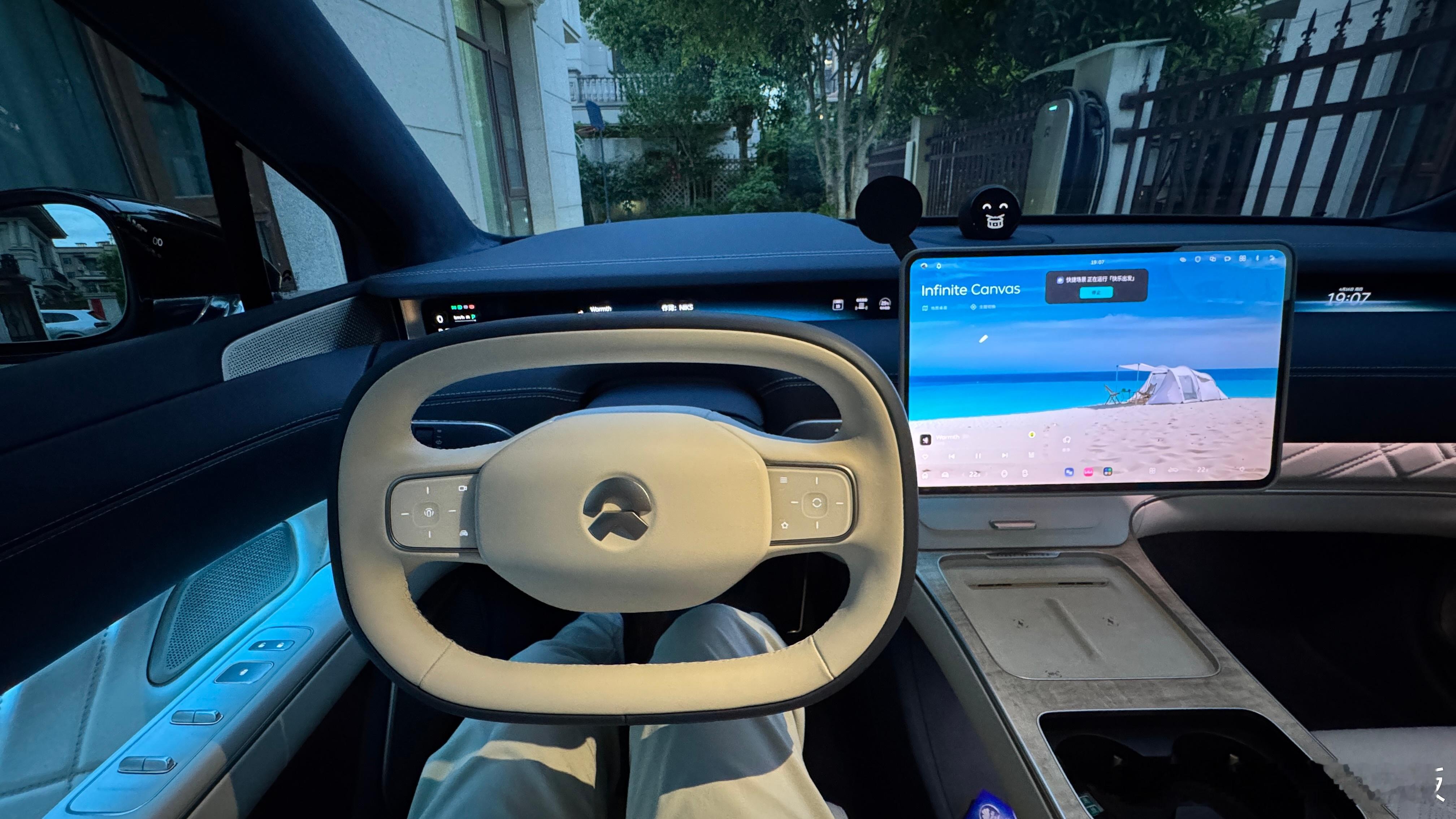 跑了一周发布会和试驾终于回家了！赶紧坐进我的蔚来ET9，太想念了！“优雅旗舰”