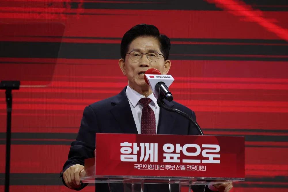 金文洙参选国民力量党党首，誓言“拯救在野党”并制衡李在明政府。当地时间20日，