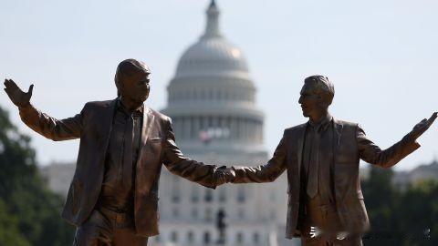 “爱泼斯坦文件”让特朗普现身：机密文档披露了哪些内容美国司法部公开了新的一批