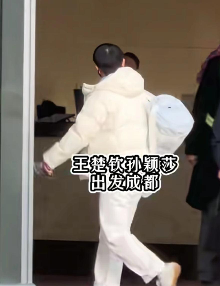 莎莎的这一身真可爱，像个白白的糯米团子一样，真的好好看，白白嫩嫩真是飒。