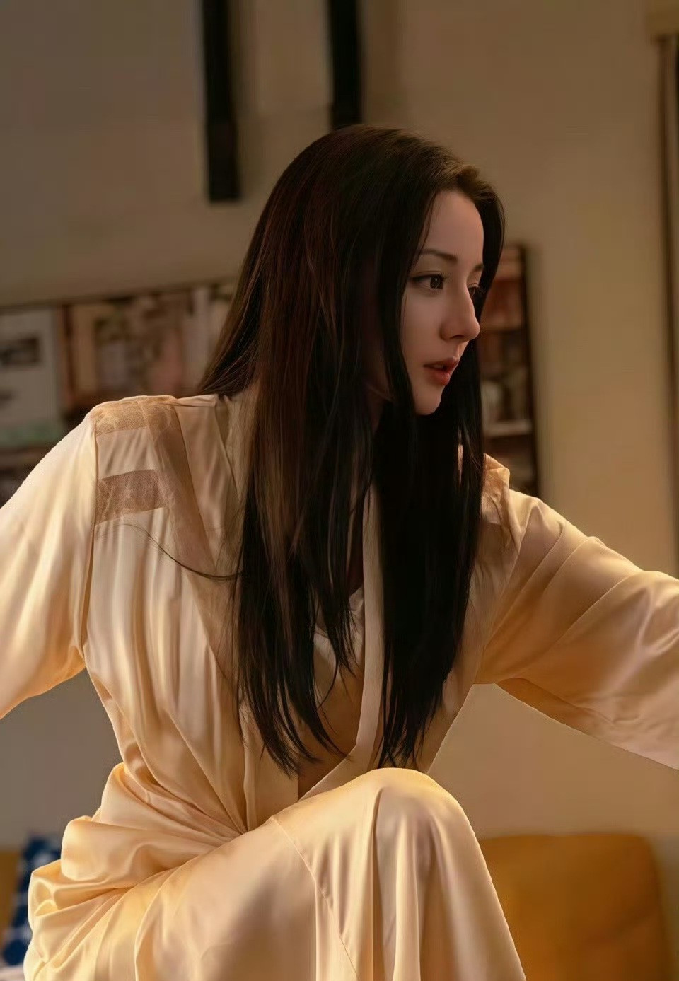 这是要闹哪样呀？西装vs睡裙的打戏？想出来这场打戏的编剧简直是天才，性张力拉满！