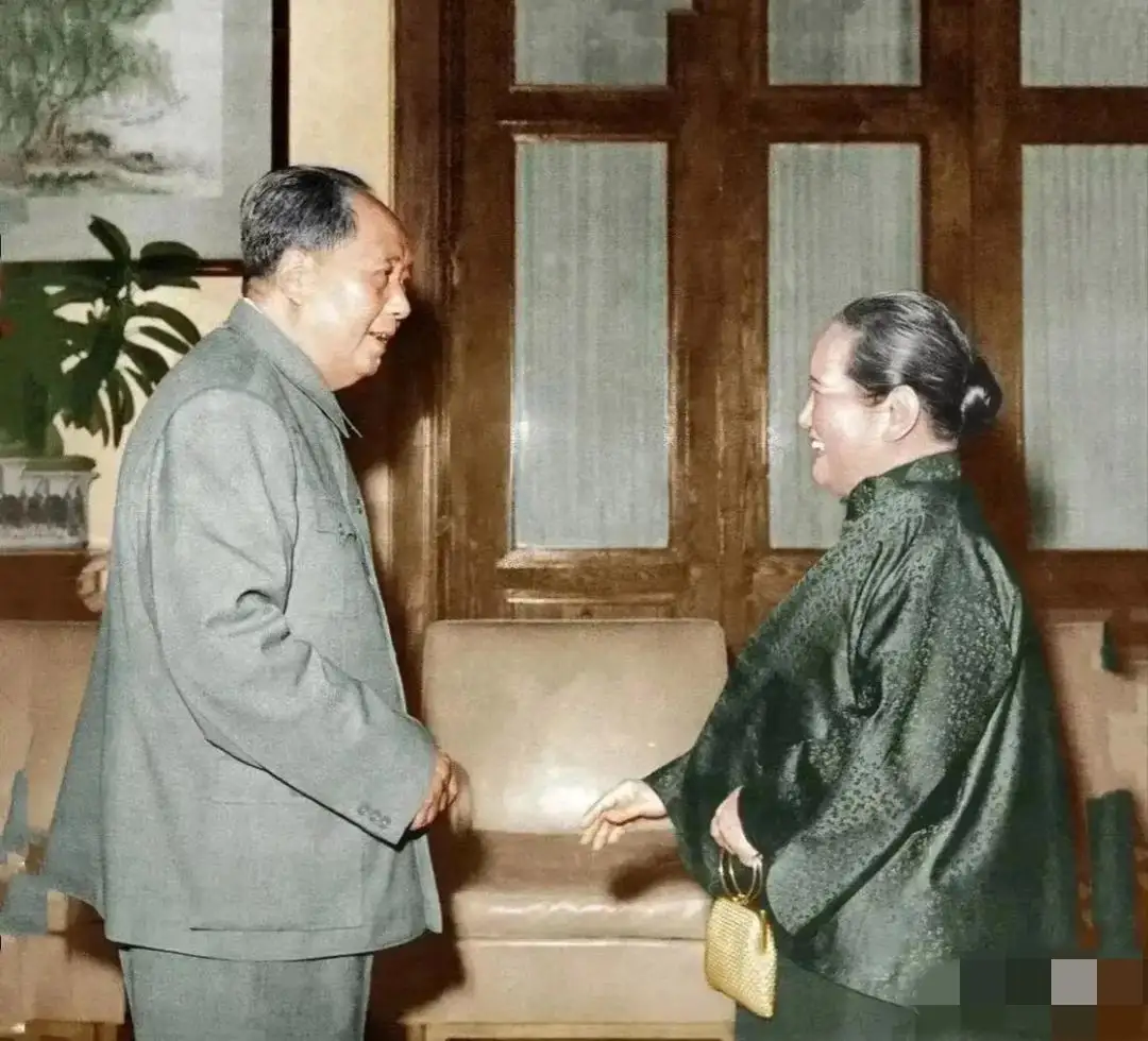 宋庆龄先生，亲眼见证半个世纪波澜壮阔的中国革命风云。毛主席逝世之后，满怀悲痛的她