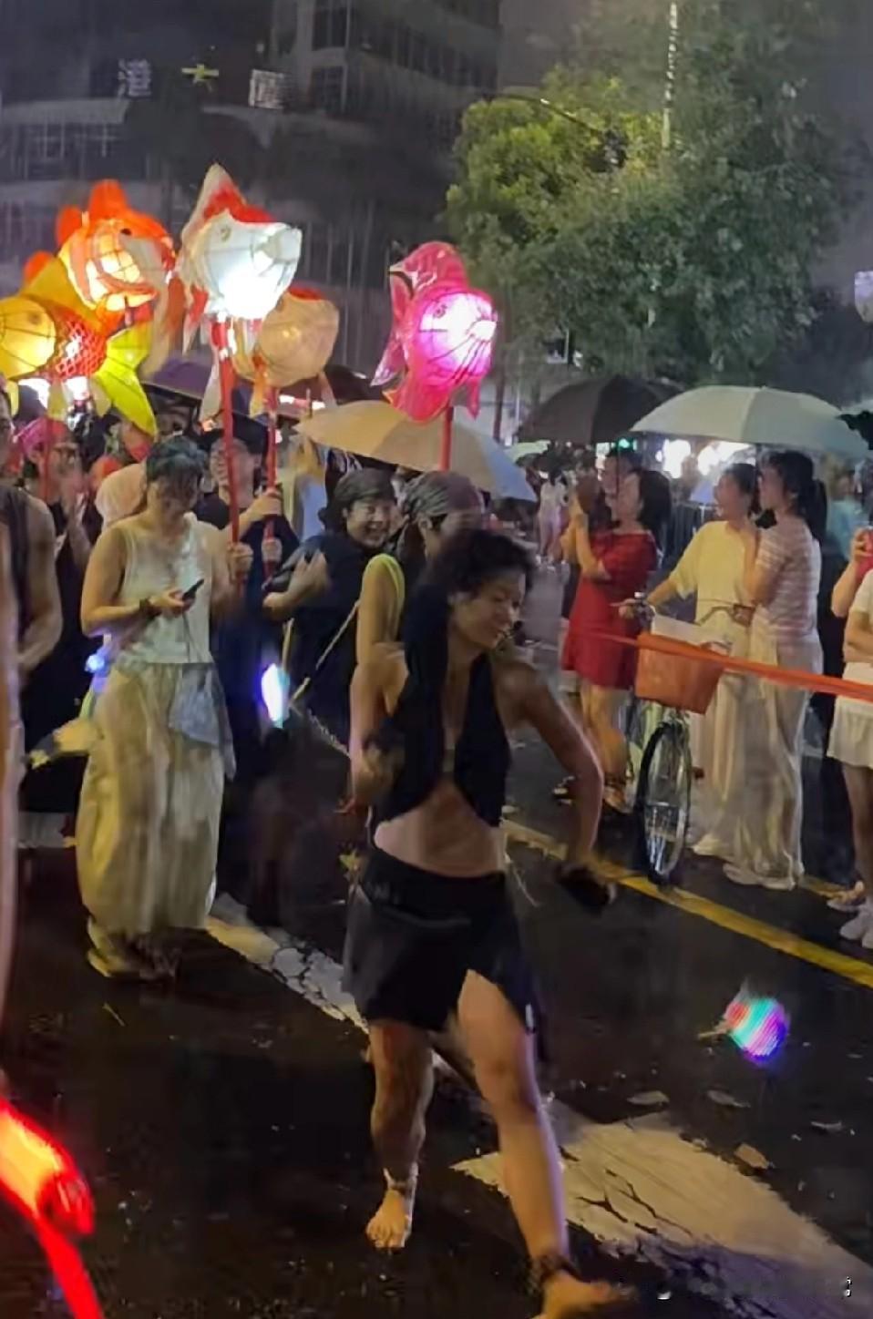 雷暴雨中的大良鱼灯会：小姐姐们拎着鱼灯在雨里狂欢！大良鱼灯会被雷暴雨砸了个