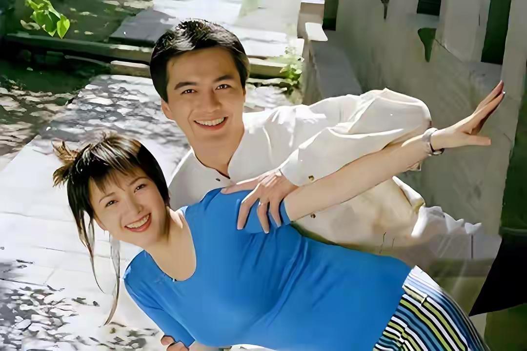 貌似许亚军个子不高，但何晴高呀，所以他们的儿子许何个子也高，许何算是综合父母优点