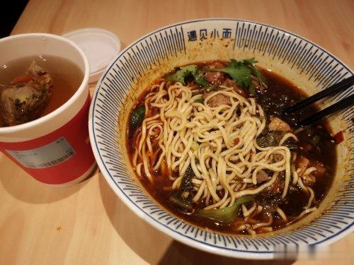 遇见小面持续破发: 股价下跌近三成, 翻台率、单价与销售额都承压