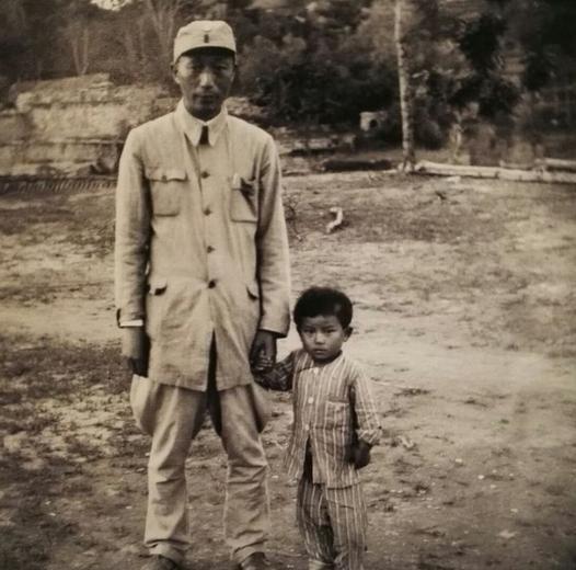 43年前，一名日本妇女到北京考察，看到聂荣臻元帅后，竟然“扑通”一声跪在地上，嚎