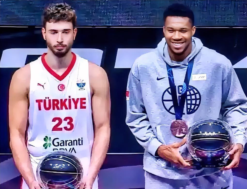 太敢了！字母哥颁奖礼拒握申京手，NBA新恩怨局预定欧锦赛颁奖礼这出“大戏”，直