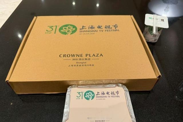 白玉兰晚宴盒饭差距太离谱，工作人员80块两荤两素，明星300块起步的盒饭还贴着＂