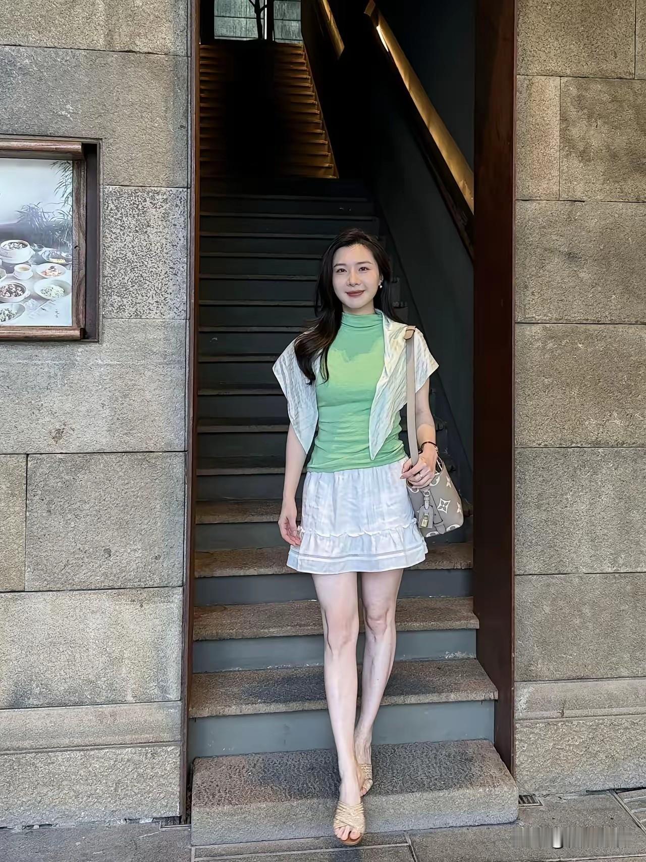 清新夏日穿搭，绿T恤+白裙，轻松出街！🌞👗👠