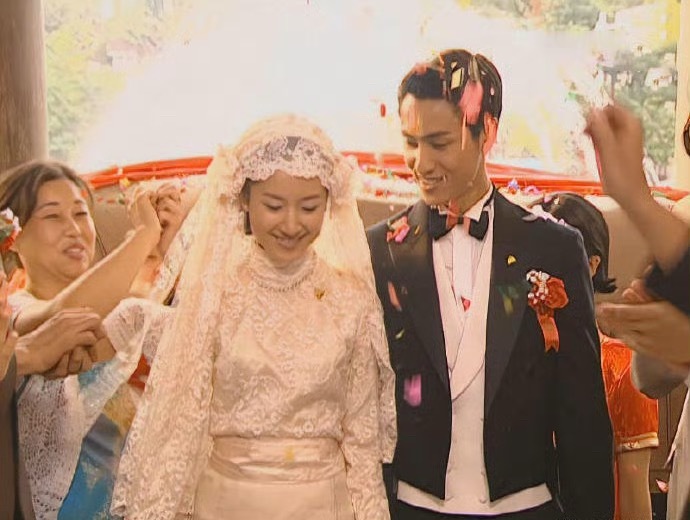 现在才发现冷清秋结婚时的婚纱既丑又廉价，全靠董洁颜值撑着…​​​