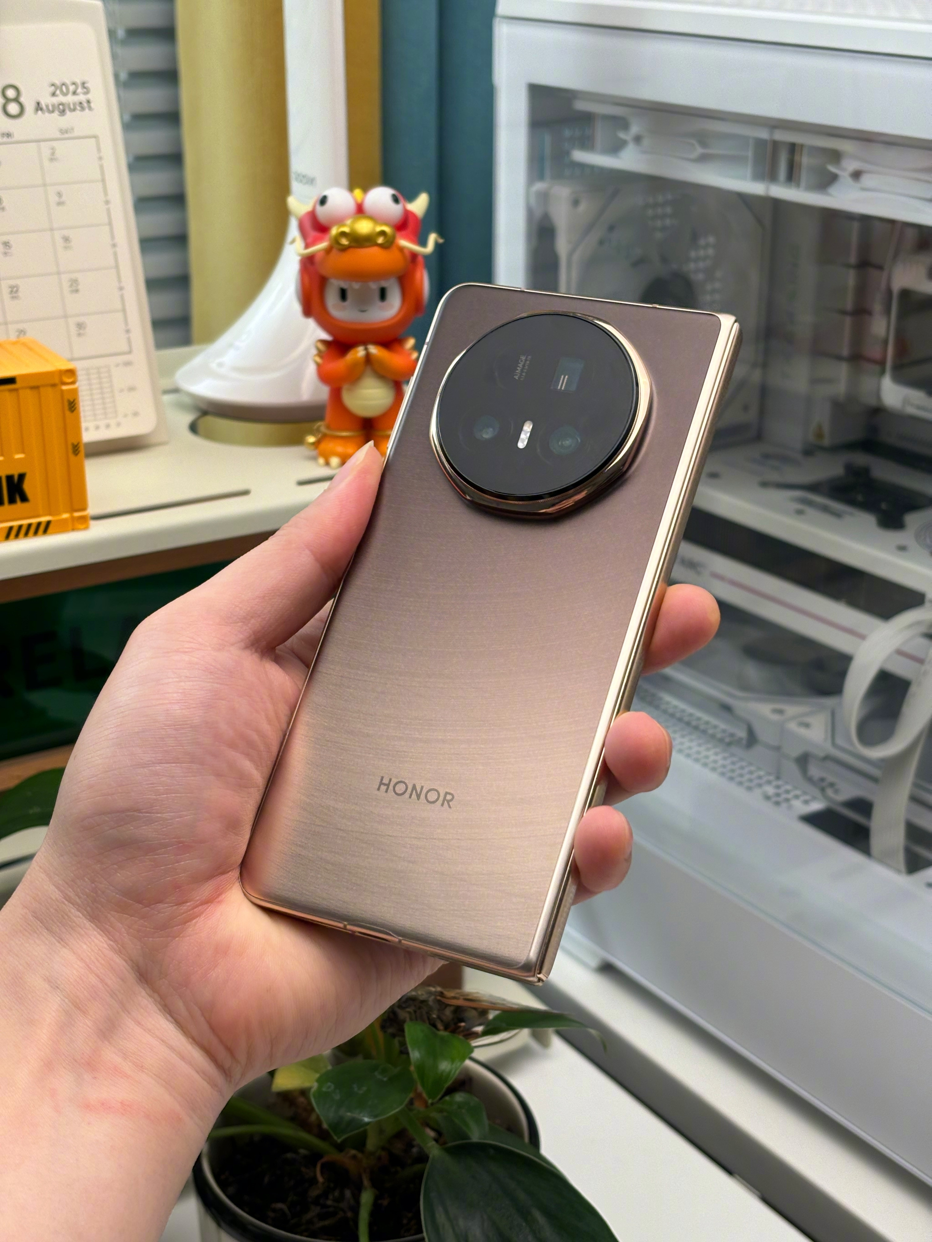 MagicV5准备收起来了，其实现在它的配置手感和轻薄度依然非常能打，我也不舍