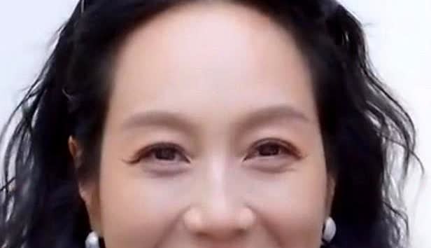 朱丹让女儿晚三年上学，就为了和儿子一个班，方便照顾儿子。朱丹很自然而然地
