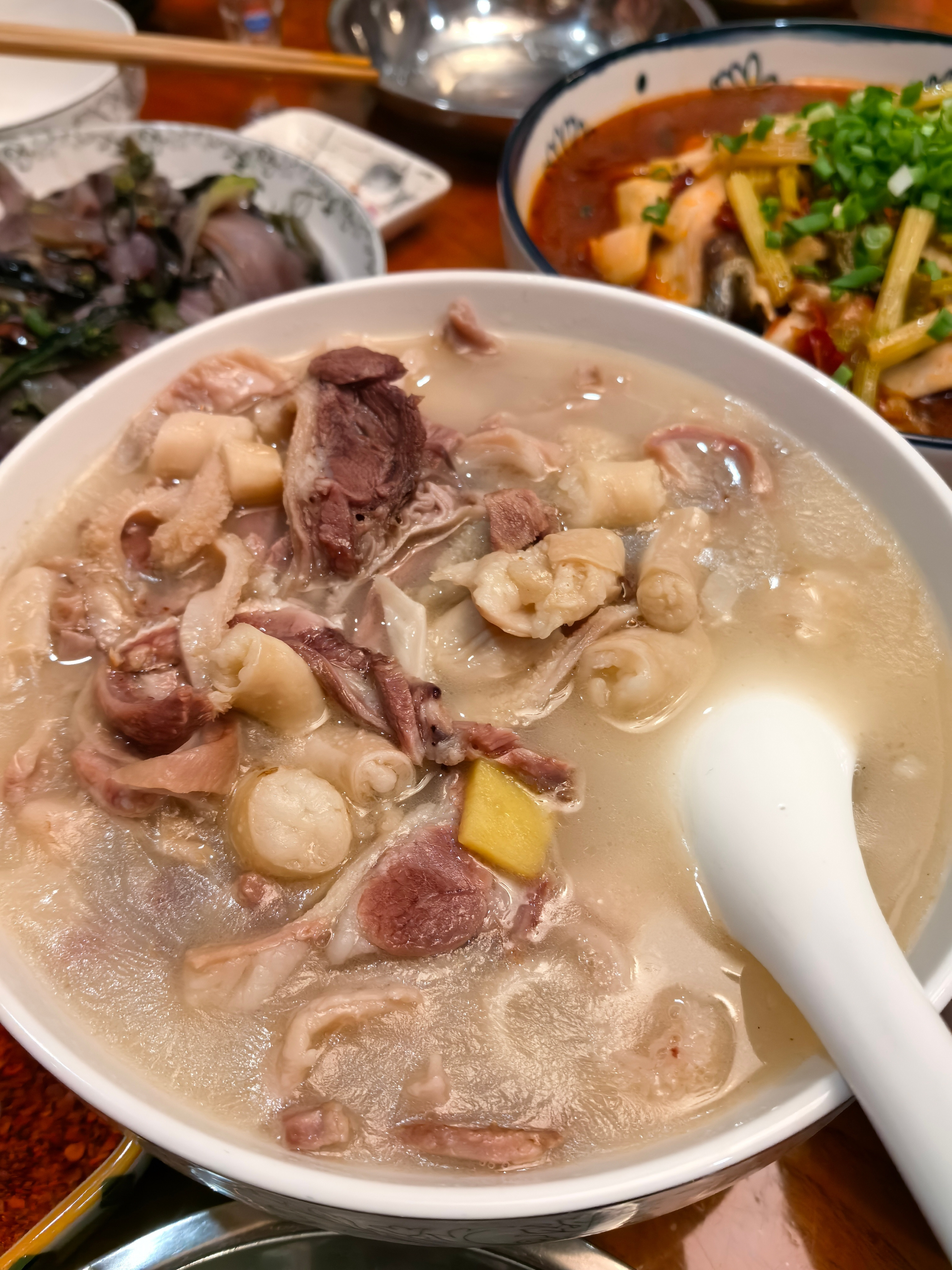 每年冬至都得吃的必须是家乡的简阳羊肉汤羊肉爆炒加鱼汤熬制，鲜掉眉毛，最爱的是羊