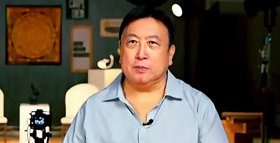 周星驰和吴孟达的关系为什么冷落了？王晶在采访里提过一嘴，说两人早年在天津