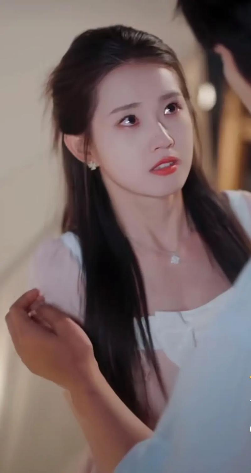 家人们谁懂啊！内娱又现“杀青名场面”，咱短剧顶流郭宇欣，在《玉簟秋》杀青现场直接