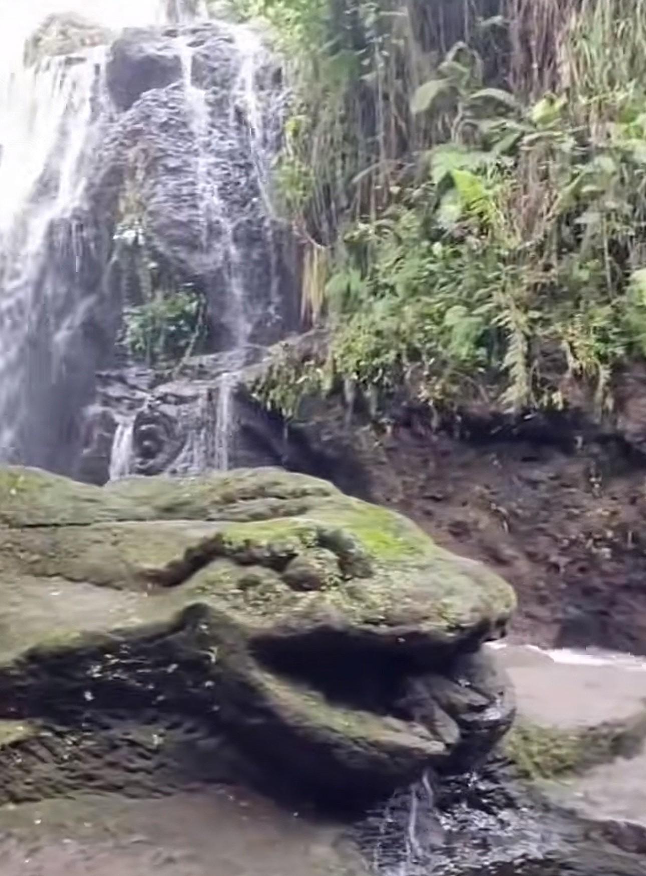 一网友在大山深处发现的一处场景