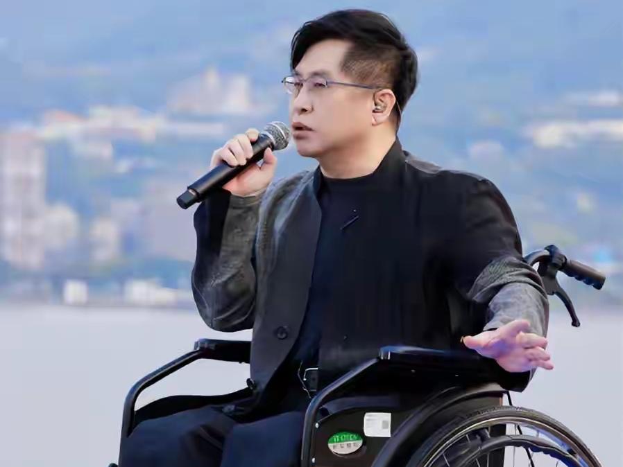 郑智化事件,我们看到了人性的双面性:既想博得同情关爱,却又展现出自私的一面。