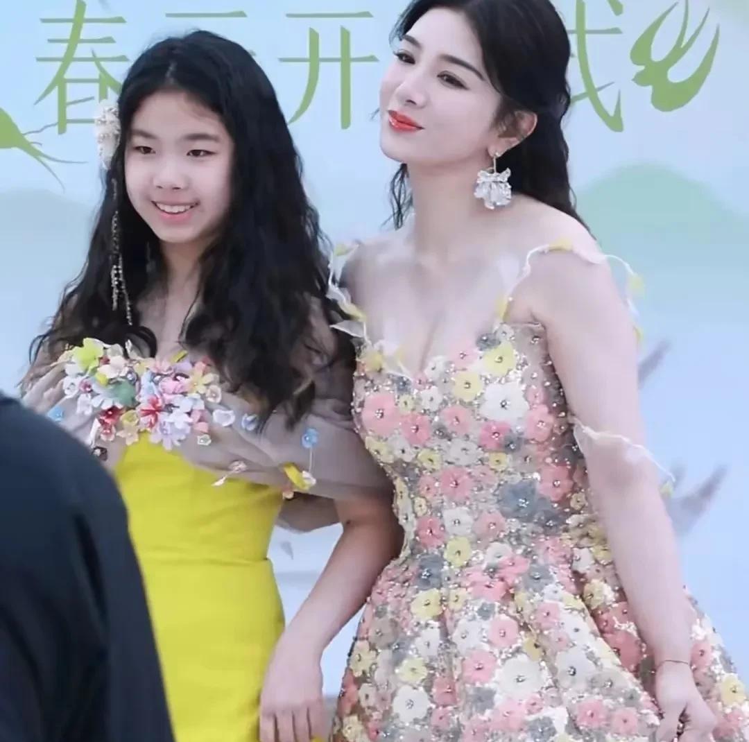 黄奕女儿可能看到她妈妈赚钱这么容易，也想这样进娱乐圈，懒得念书了。只不过娱乐圈