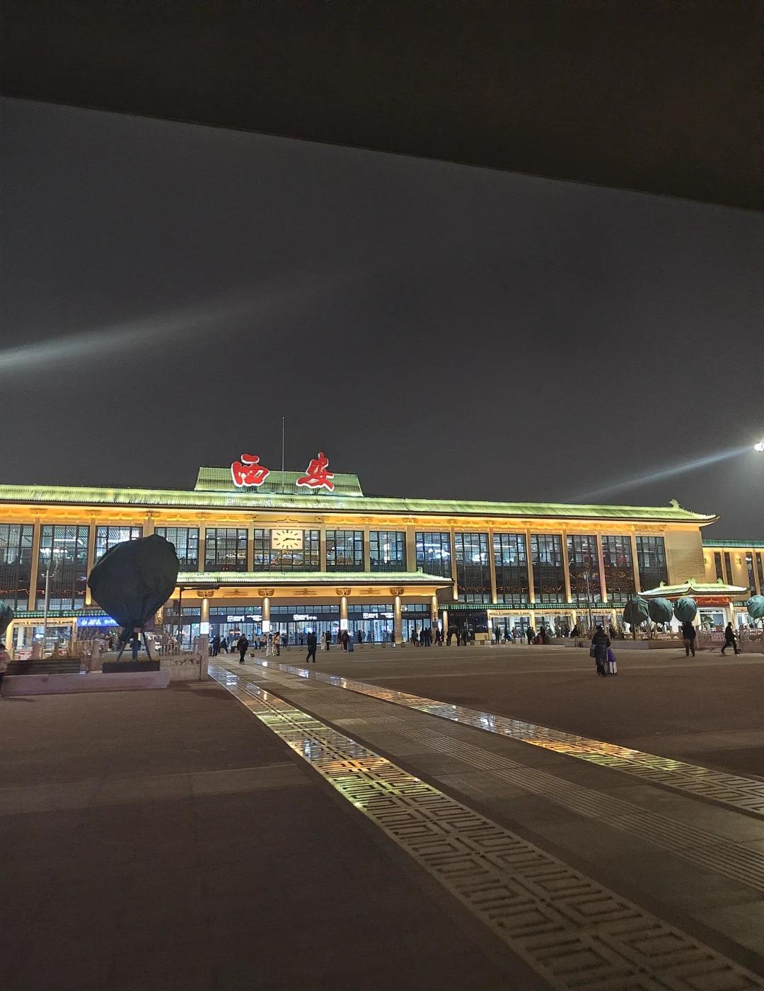 西安站怎么这么乱，被中年男人碰瓷不好意思，标题党了[哭哭][哭哭][哭哭][流