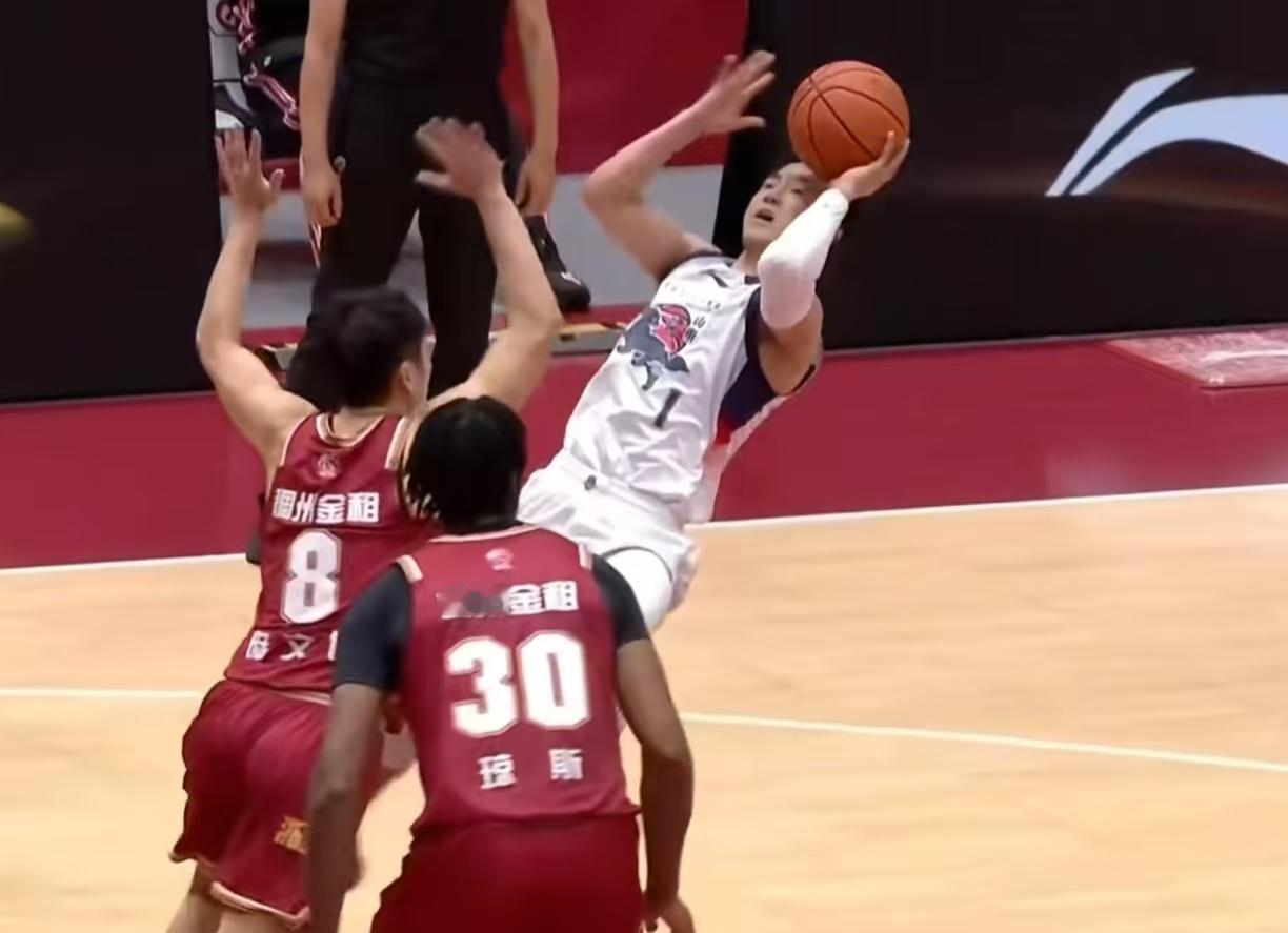 72-95！输了23分，山东男篮现在的状态简直是一言难尽啊！能想到他们在客场会输