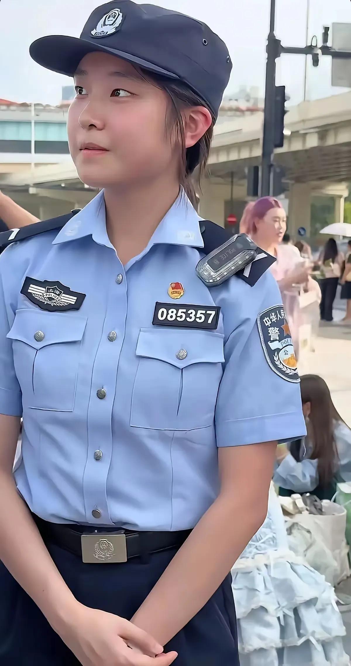 上海这位小美女是不是正式警察？她的年纪尚小啊！要说她是正式警察吧，她的肩章又是鱼