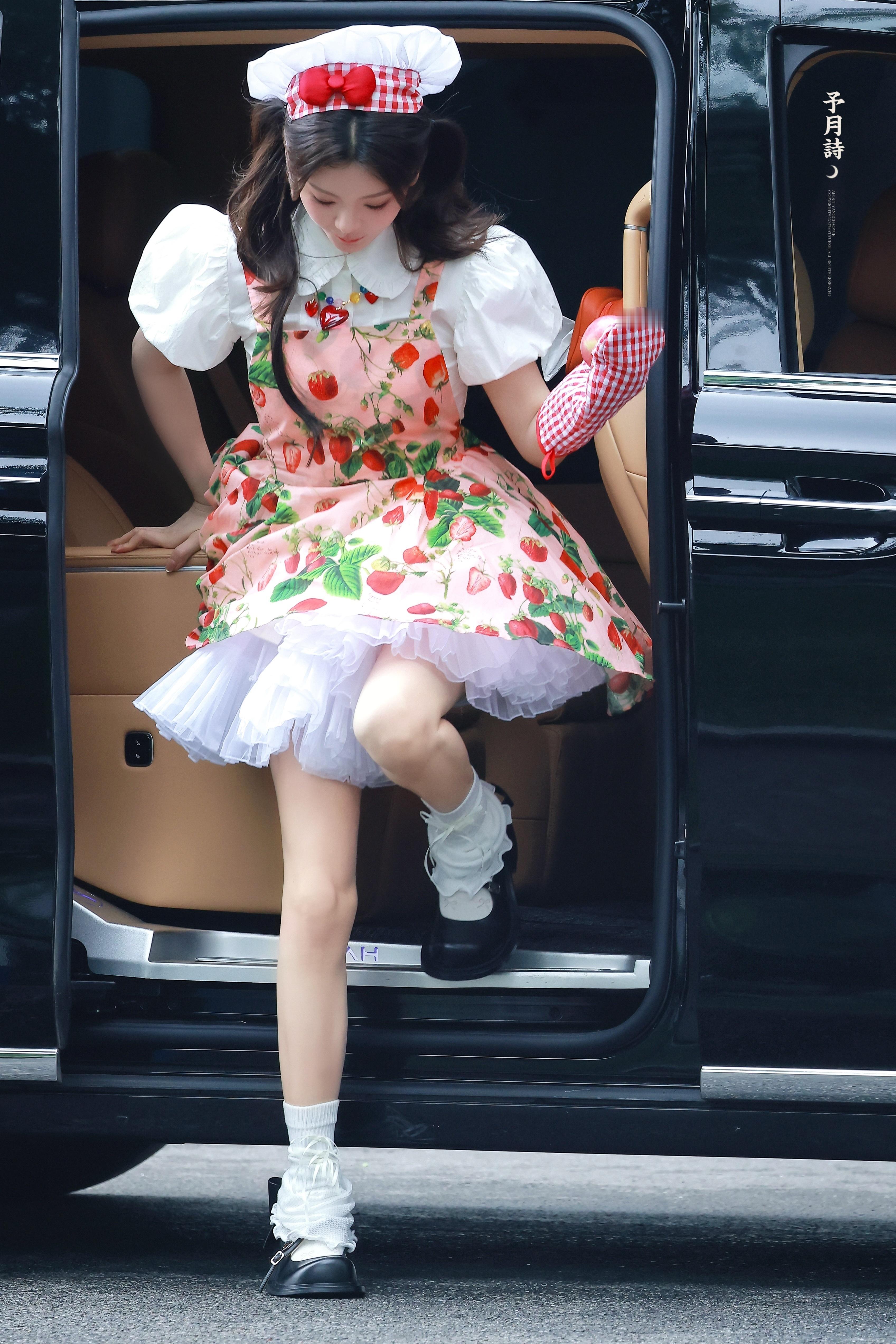 杨超越把窦靖童锁住了好喜欢超越妹妹这期一见你就笑的造型​​​