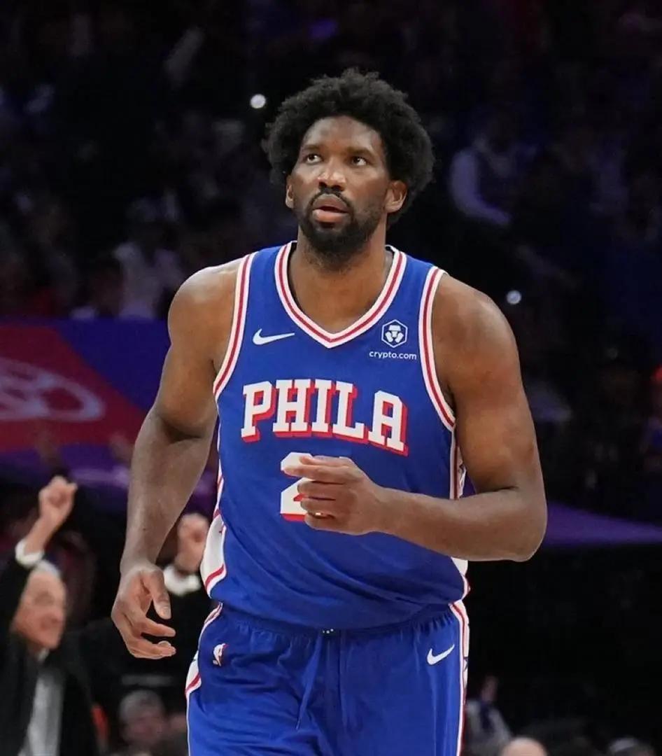 离开费城这么久，里弗斯终于忍不住说了当年的真话。 这个老教练在播客节目里爆料