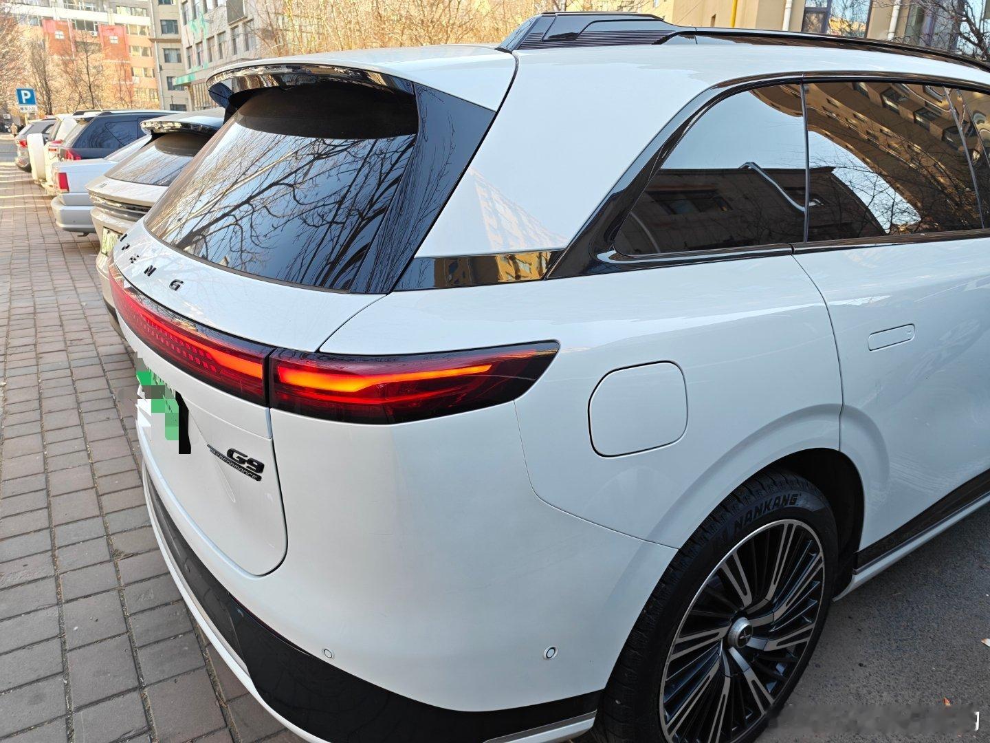 七七:管老师这台车尾灯不太行呀我:这是一台很不错的车，属于小鹏不太在意成本阶段的