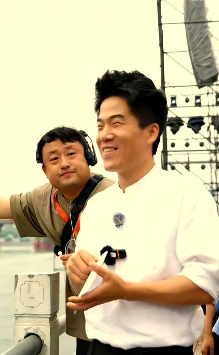 书博以前在东方甄选拍背景板，没人记得他长啥样。董宇辉一句话，他带着六个人，扛着