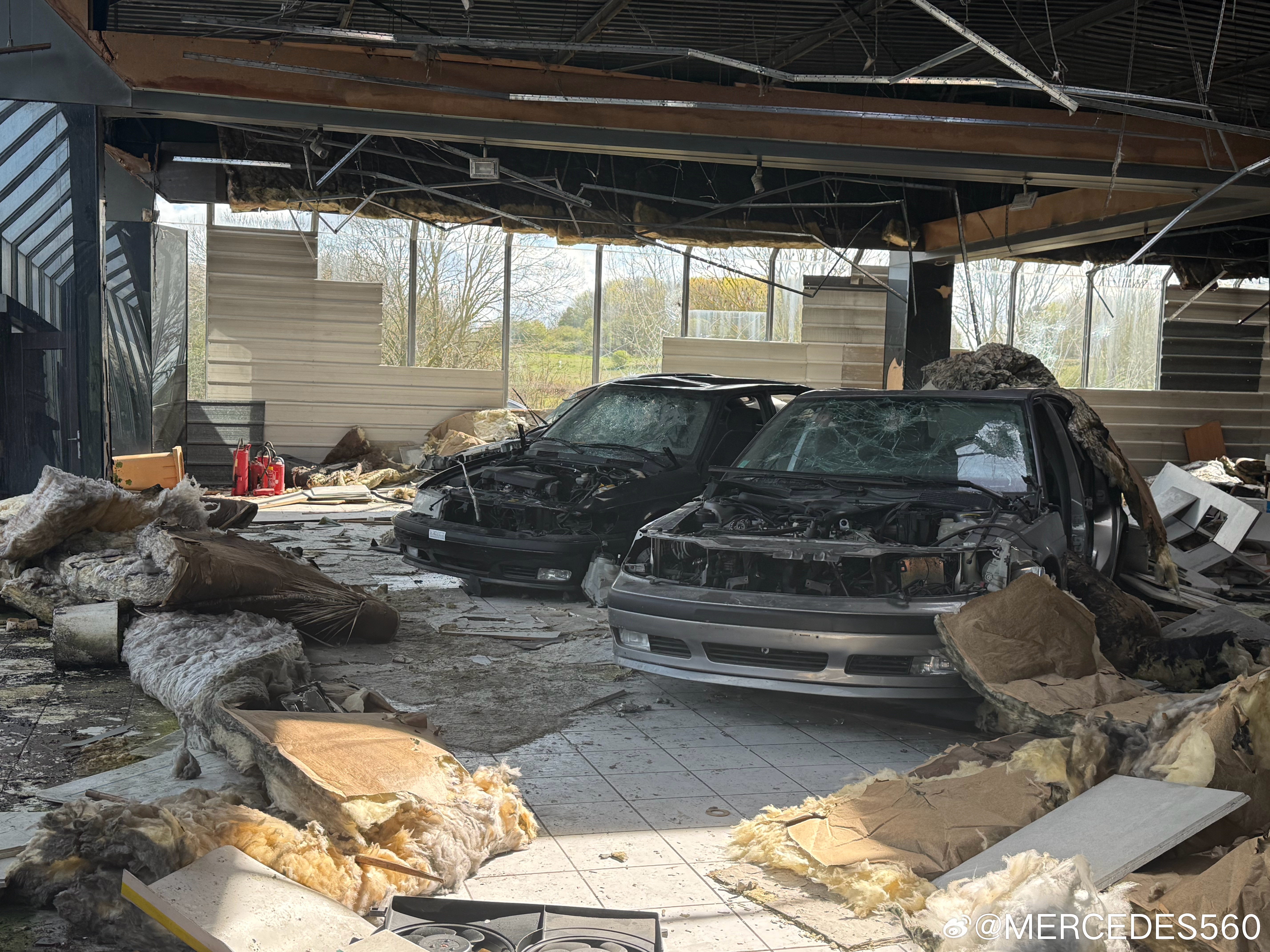 法国废弃萨博4S店