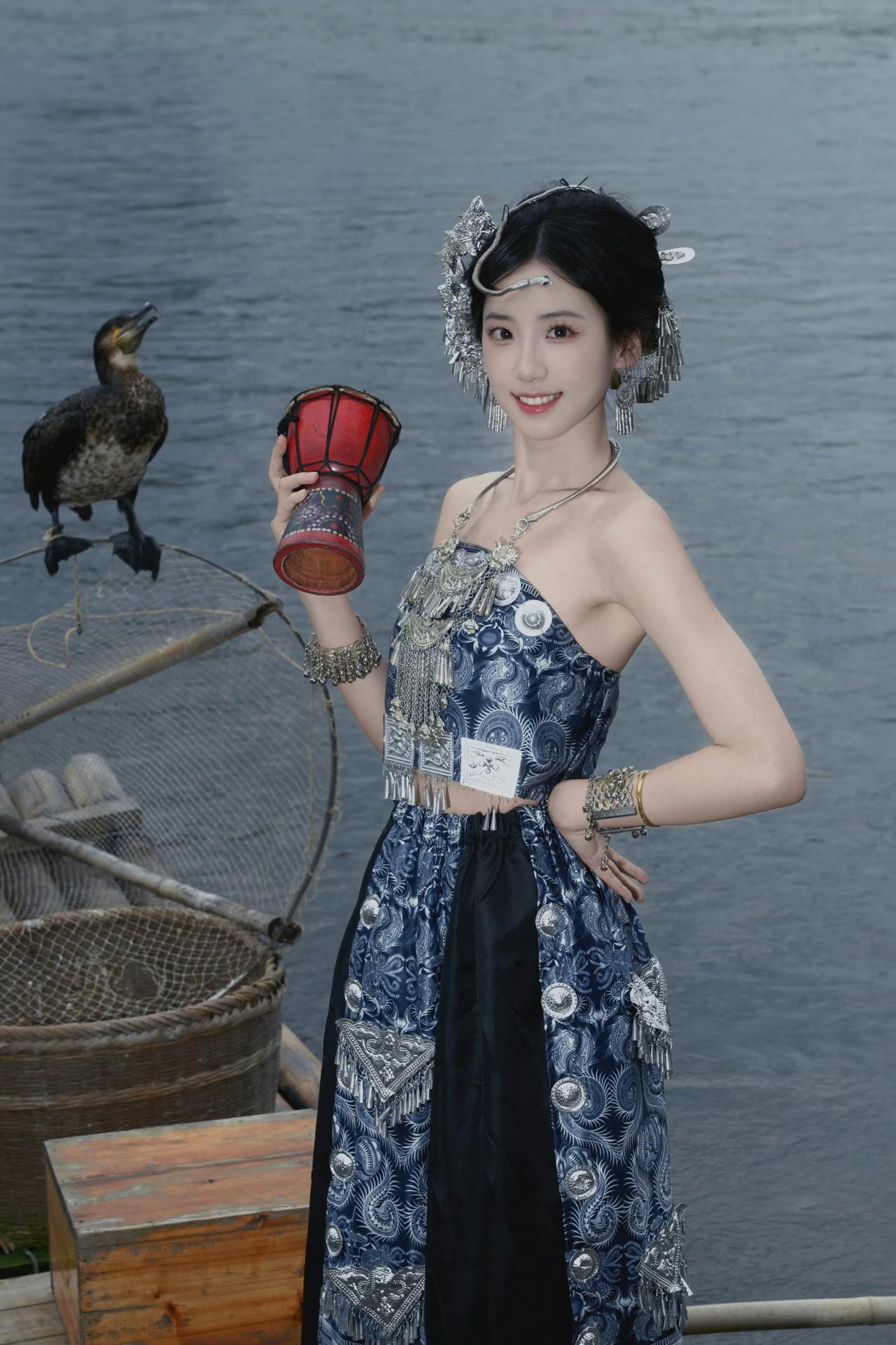 阳朔旅行｜漓江上的苗家少女限定体验银饰、蜡染、竹筏、鱼鹰，把桂林山水的浪漫，和