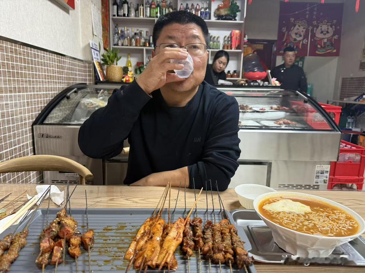 昨天我过生日，妻子没有反应。我想我还是自己动手，自力更生吧。于是自己找个烧烤店，