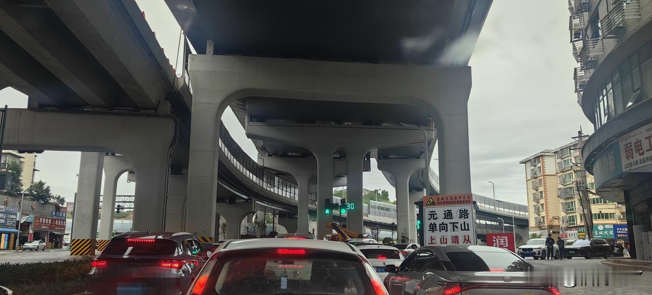 如果说绵阳交通最复杂的地方在哪？肯定要算三汇立交桥。这个地方尽管没有重庆交通那么