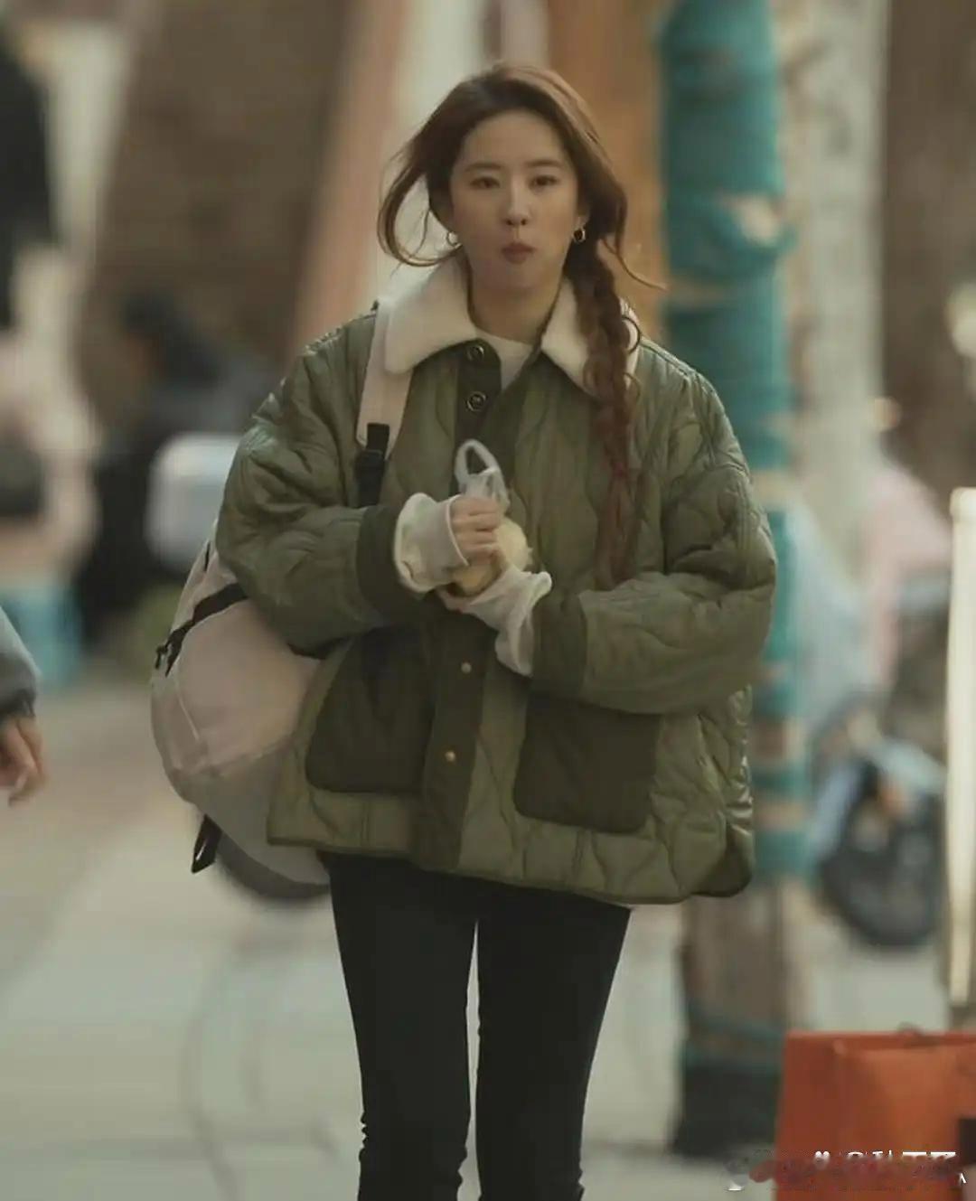 《玫瑰的故事》里刘亦菲那件绿色棉服，从去年就开始卖，一直卖到今年