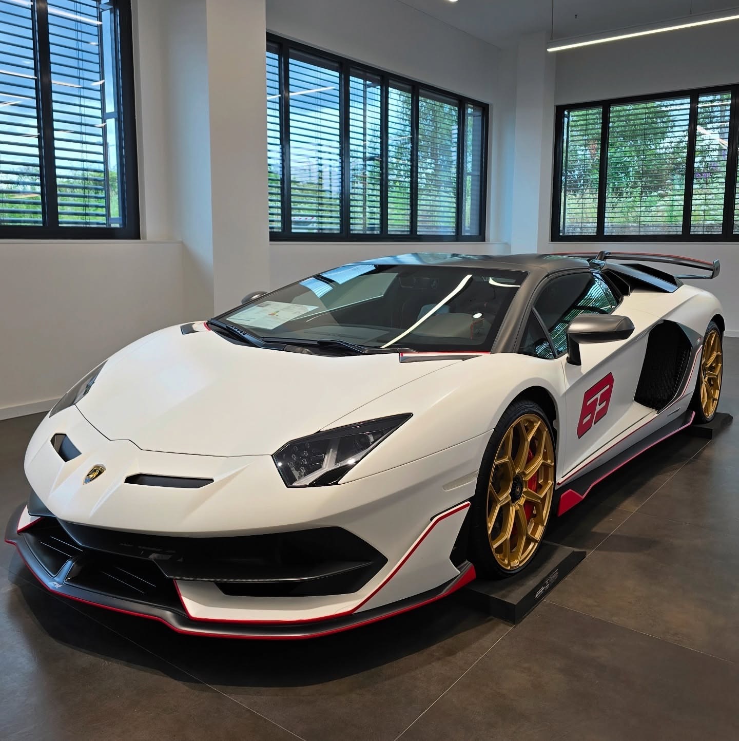兰博基尼AventadorSVJ63敞篷跑车。荷兰唯一的63R型号。颜色：Bi