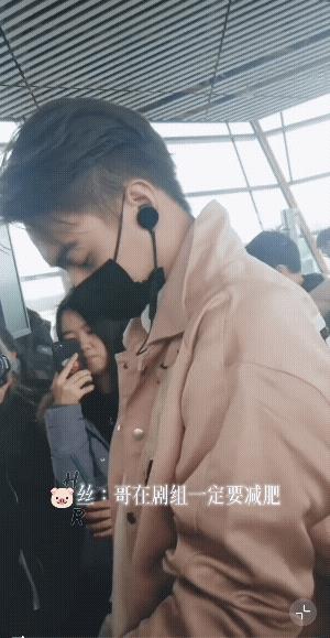 考古许凯早期，真的是藏不住一点事的年纪，和粉丝笑成一片，不过这哈哈的魔性笑声倒是