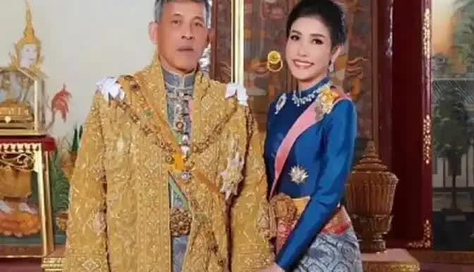 泰国王室的荒唐事？首先拉玛九世，他1946年因哥哥莫名中枪身亡才上位，后来车