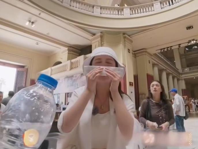 李沁的水有点漏，张晚意也是帮她把瓶盖给拧好了李沁直接把一杯咖啡给喝完了，太厉害