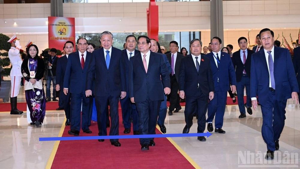 大意了！苏林、范明政和农德孟等参加越南爱国竞赛大会。在步入会场时，农德孟非常识趣