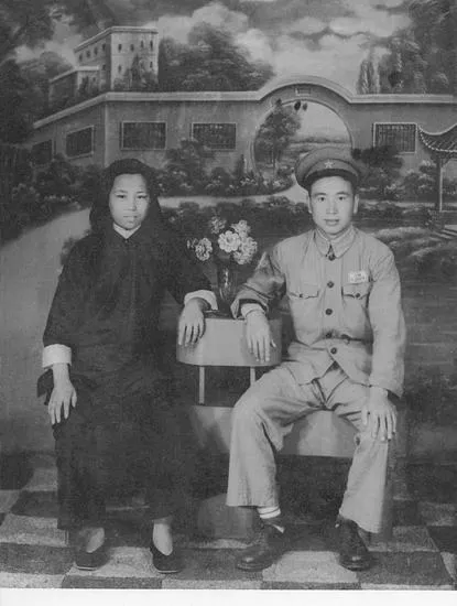 1940年，一女地下党被扒了衣服，绑在了雪地里的一根木桩上。突然，鬼子单手倒提着