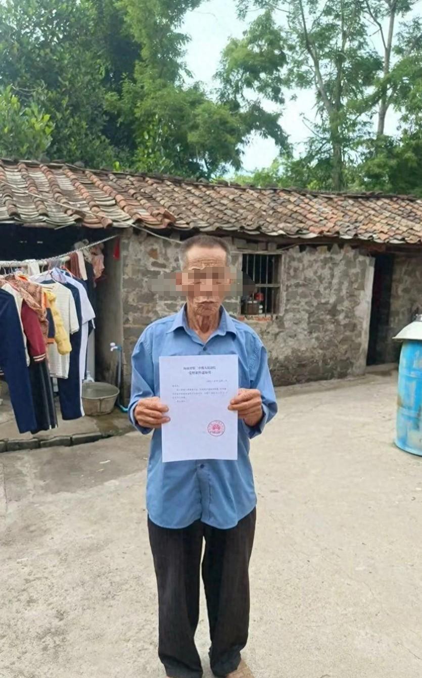 “揪心！”海南临高县，七旬老农目睹醉汉用手掐8岁孙子的脖子，眼见孩子快没气了。情